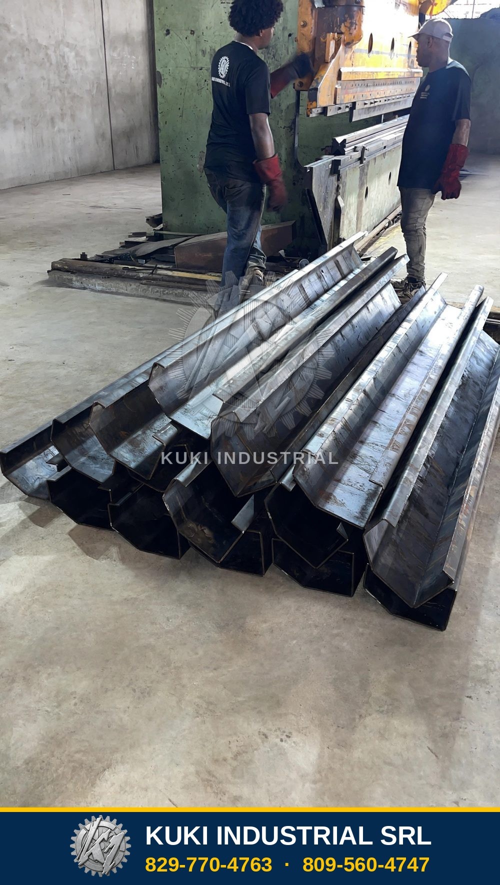 Doblado de piezas metálicas en el taller de Kuki Industrial