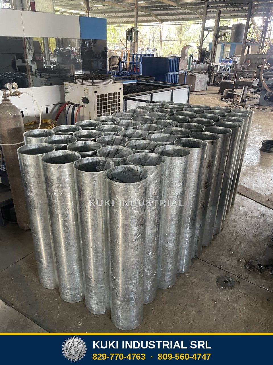 Tubos metálicos galvanizados apilados en el taller