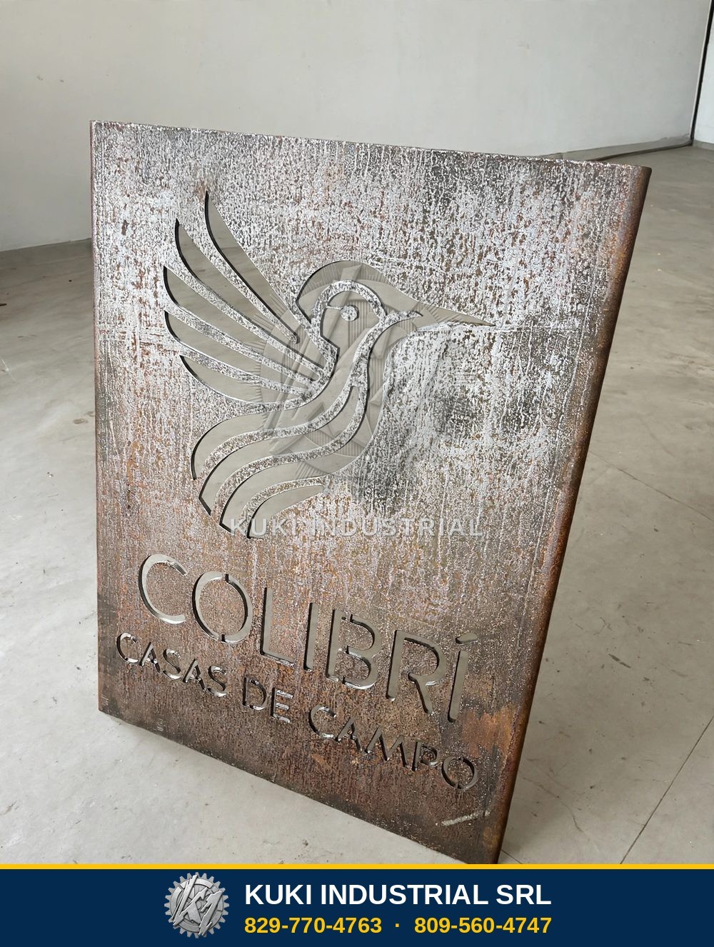 Panel decorativo con un colibrí cortado a láser por Kuki Industrial