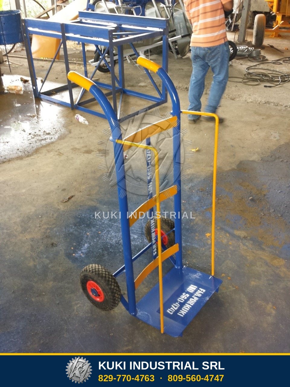 Carrito de carga azul y amarillo fabricado por Kuki Industrial