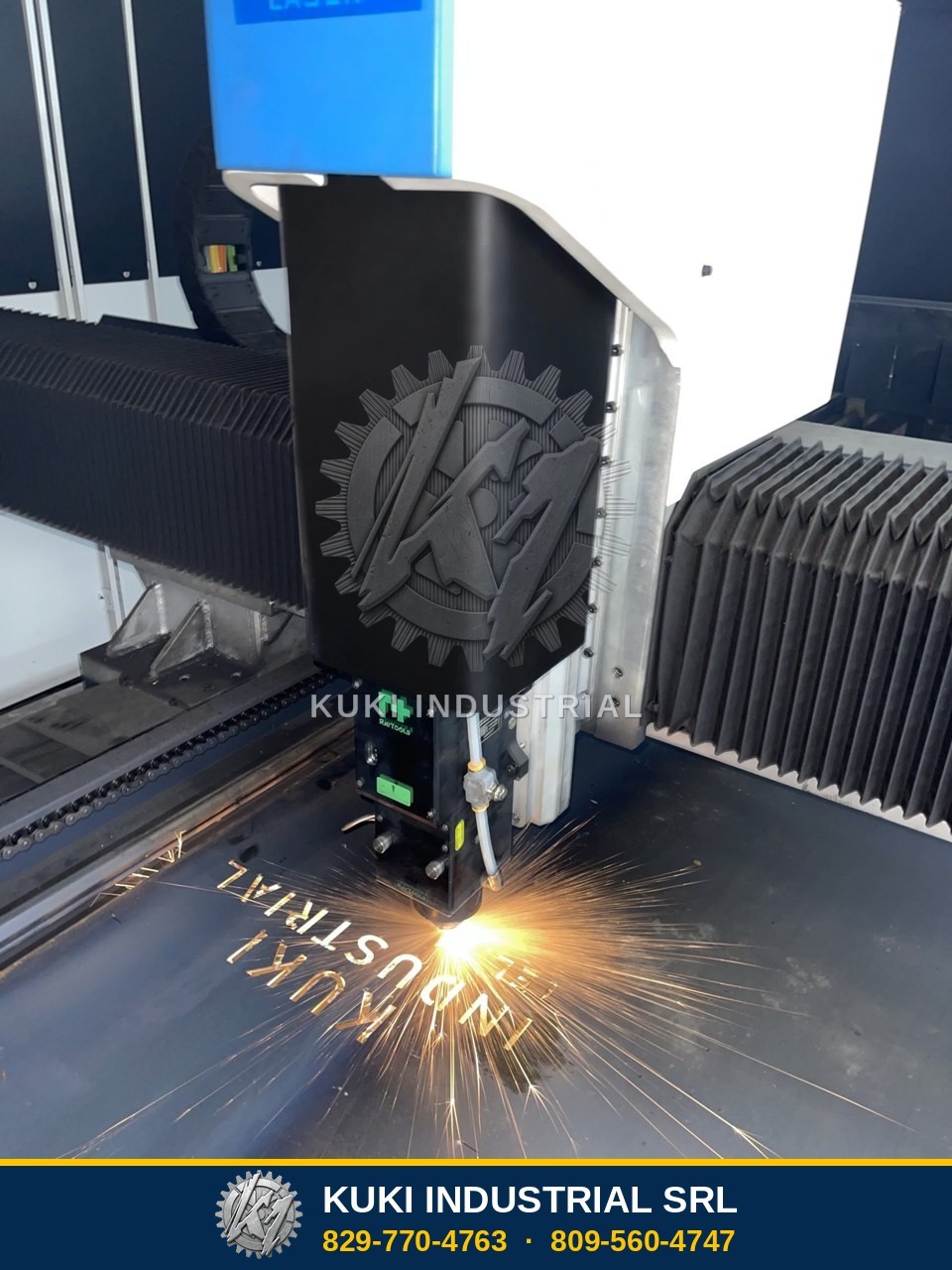 La láser CNC cortando el nombre de Kuki Industrial en una plancha de metal