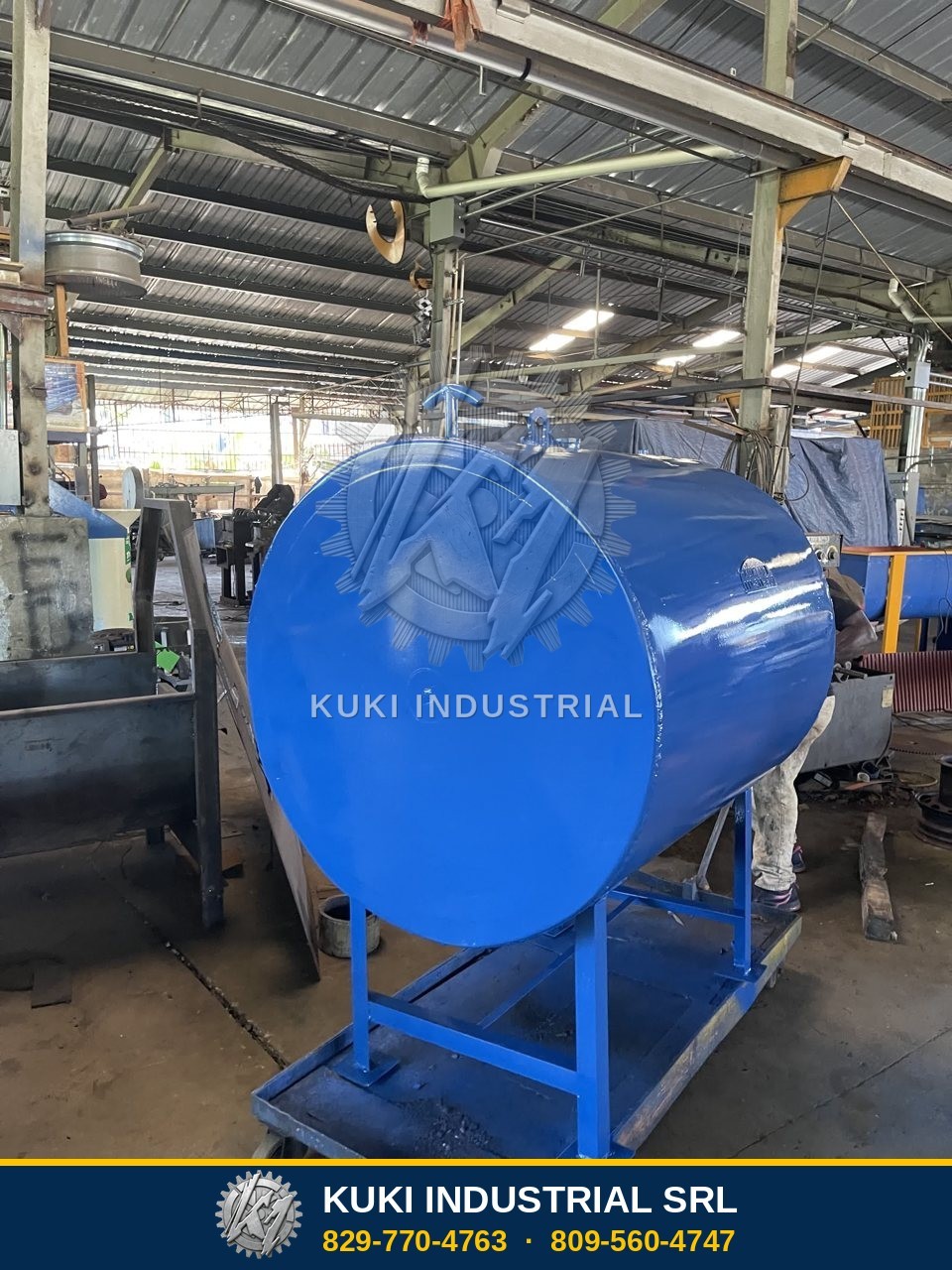 Tanque metálico azul sobre plataforma con ruedas